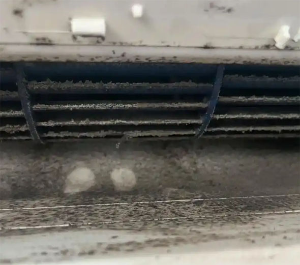 东坡空调吹的风有股烧焦味是怎么回事